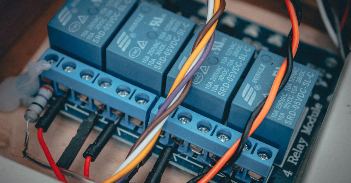 Módulo de control electrónico con borneras de conexión sobre una mesa de trabajo